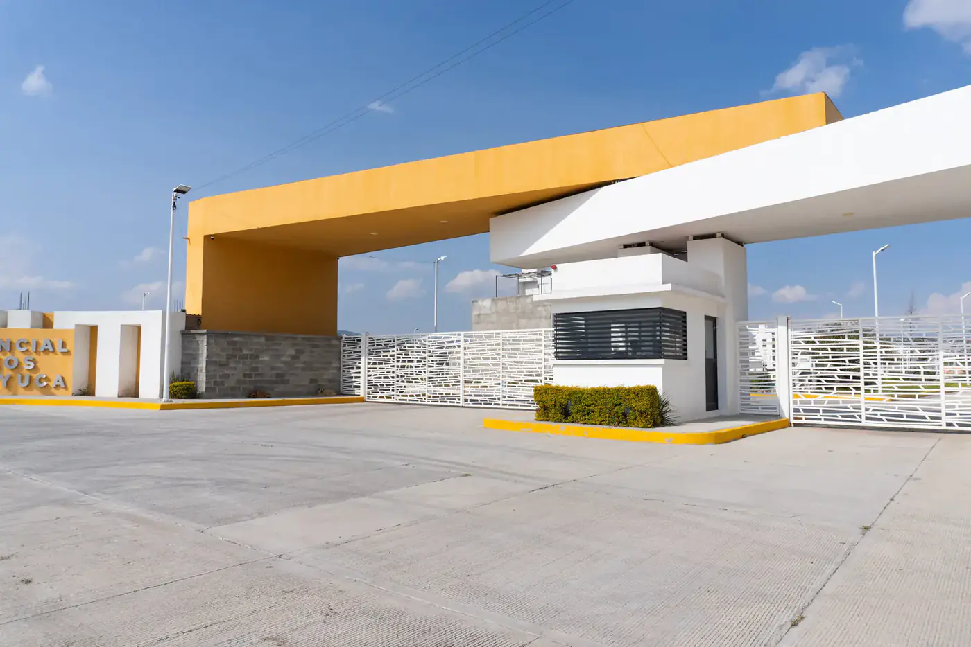 Acceso principal de Residencial Paseos de Acayuca con caseta y control de entrada