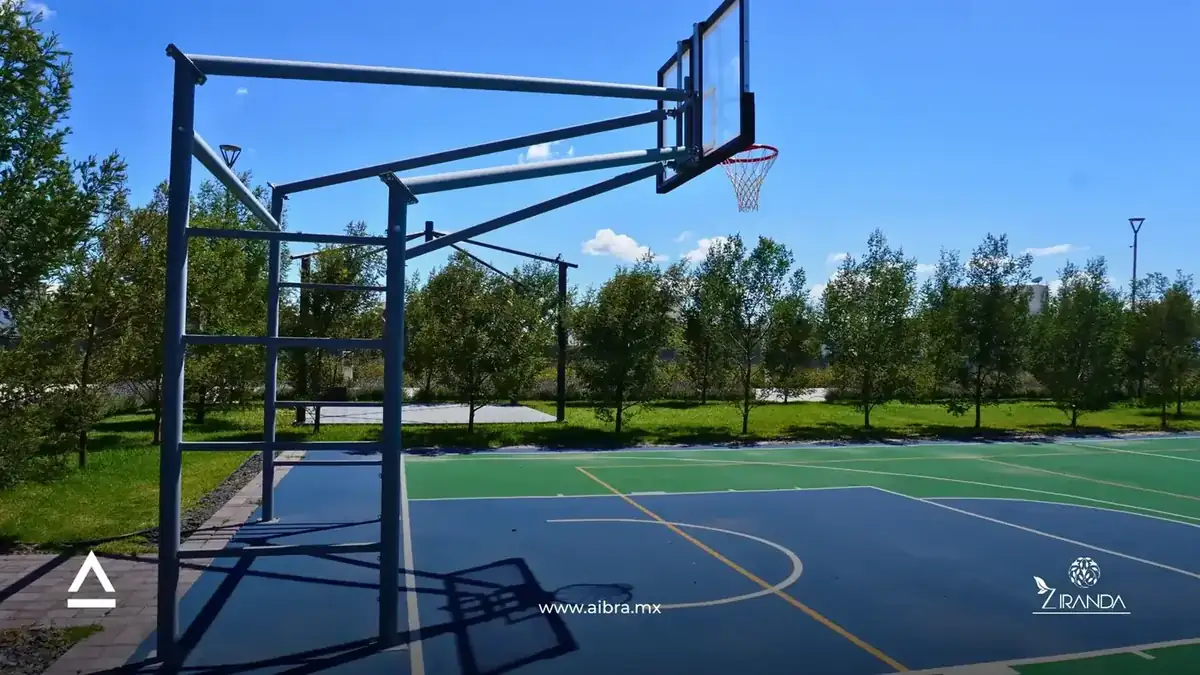 Cancha deportiva y áreas verdes de Ziranda Residencial
