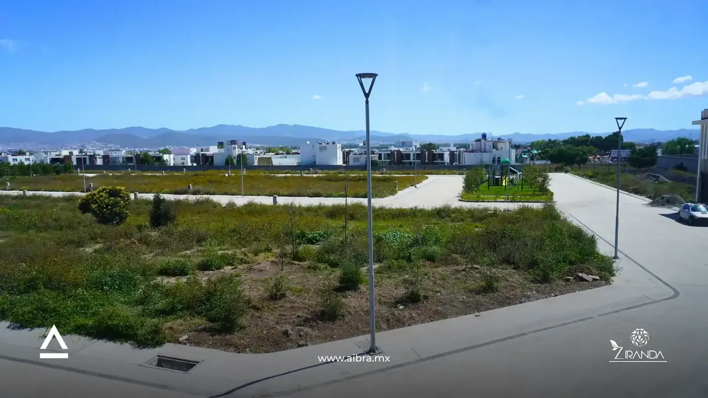 Vista del desarrollo Ziranda Residencial con vialidades y áreas verdes en Venta Prieta, Pachuca
